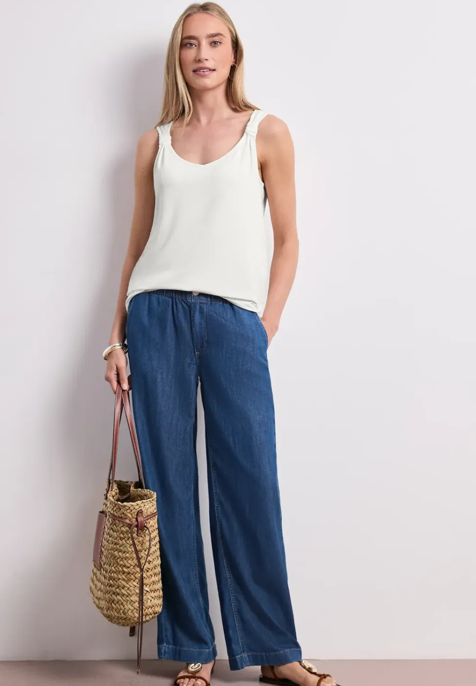 Top met V-hals en knoopdetail
