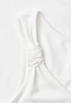 Top met V-hals en knoopdetail