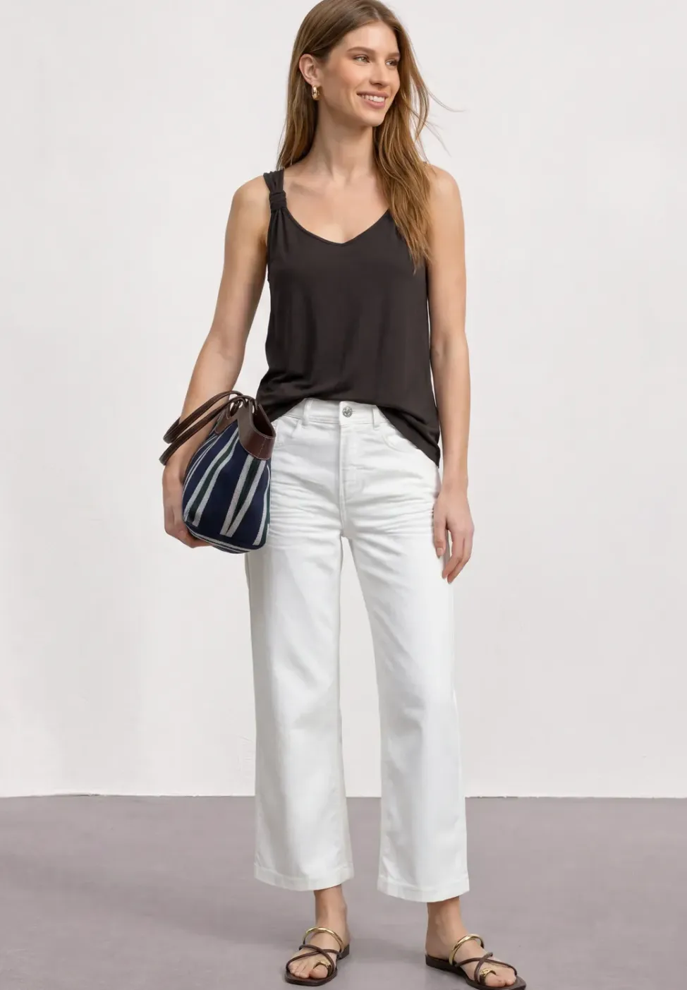Top met V-hals en knoopdetail