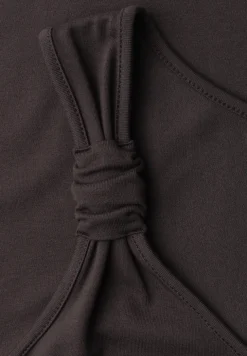 Top met V-hals en knoopdetail