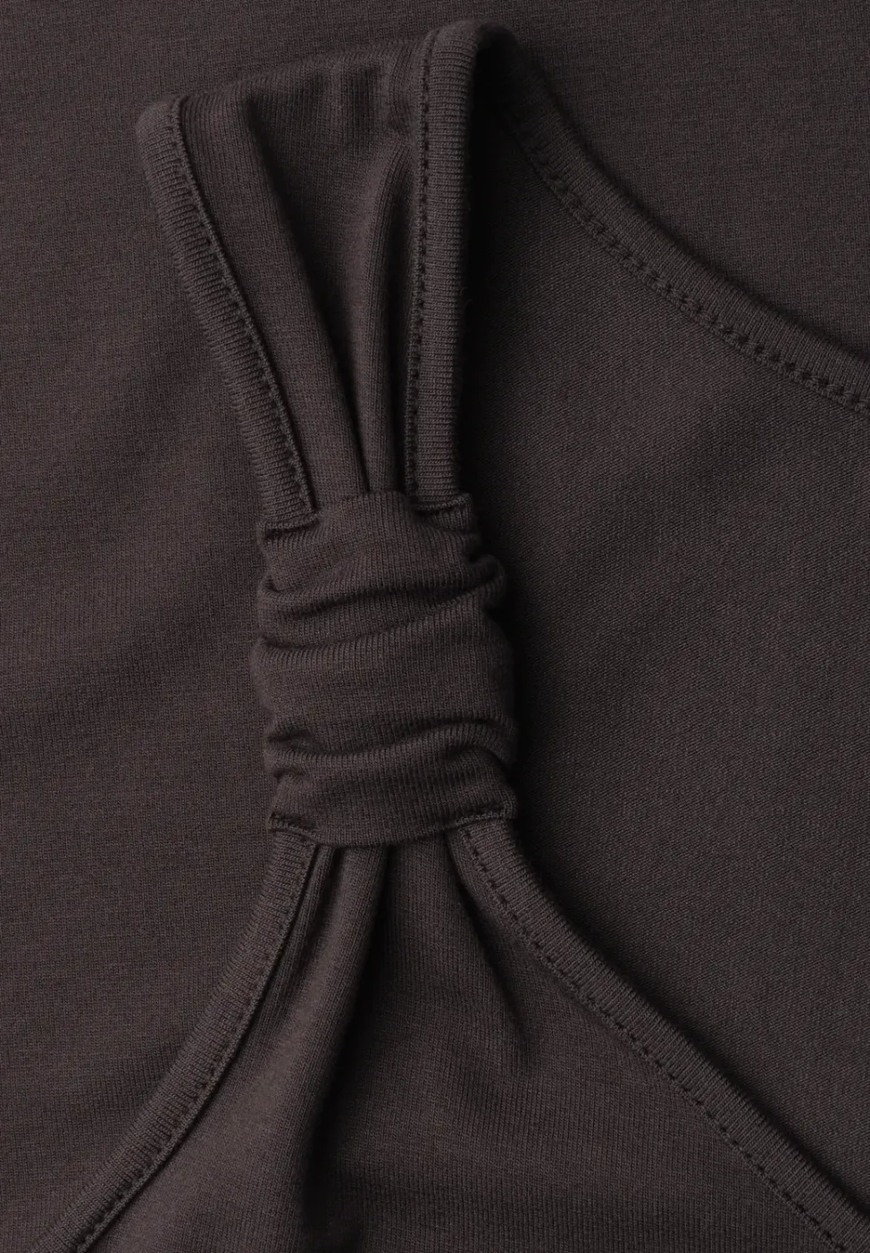 Top met V-hals en knoopdetail