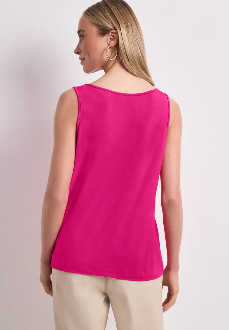 Top met V-hals en knoopdetail