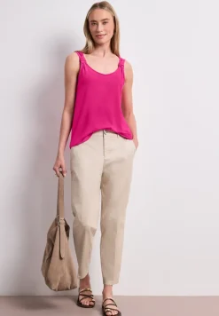Top met V-hals en knoopdetail