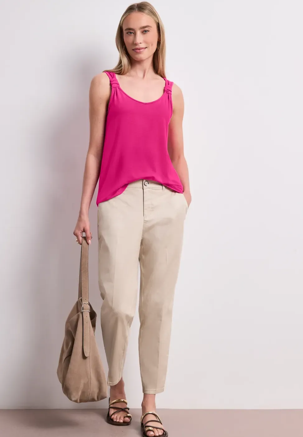 Top met V-hals en knoopdetail