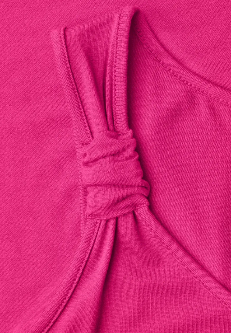 Top met V-hals en knoopdetail