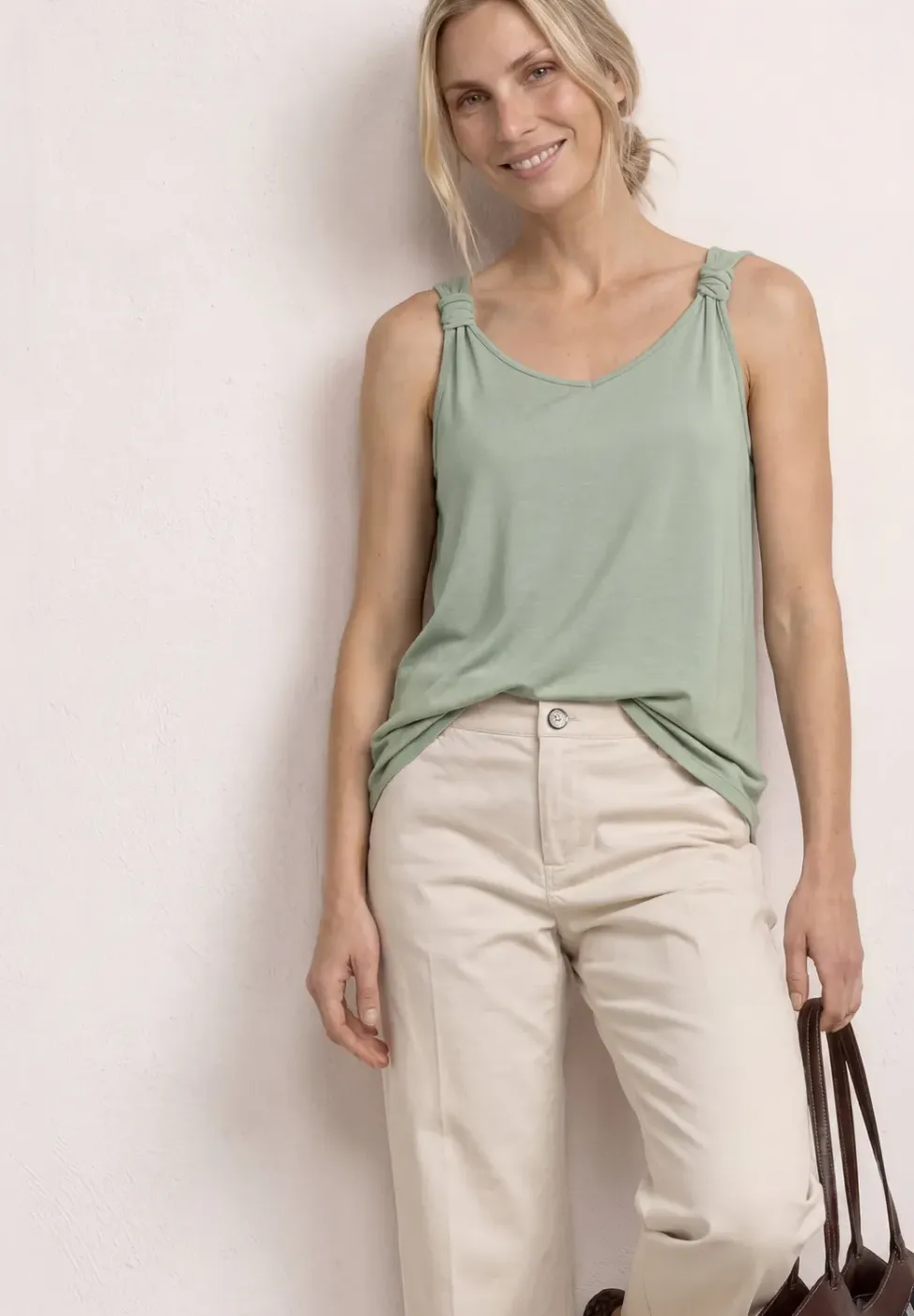 Top met V-hals en knoopdetail