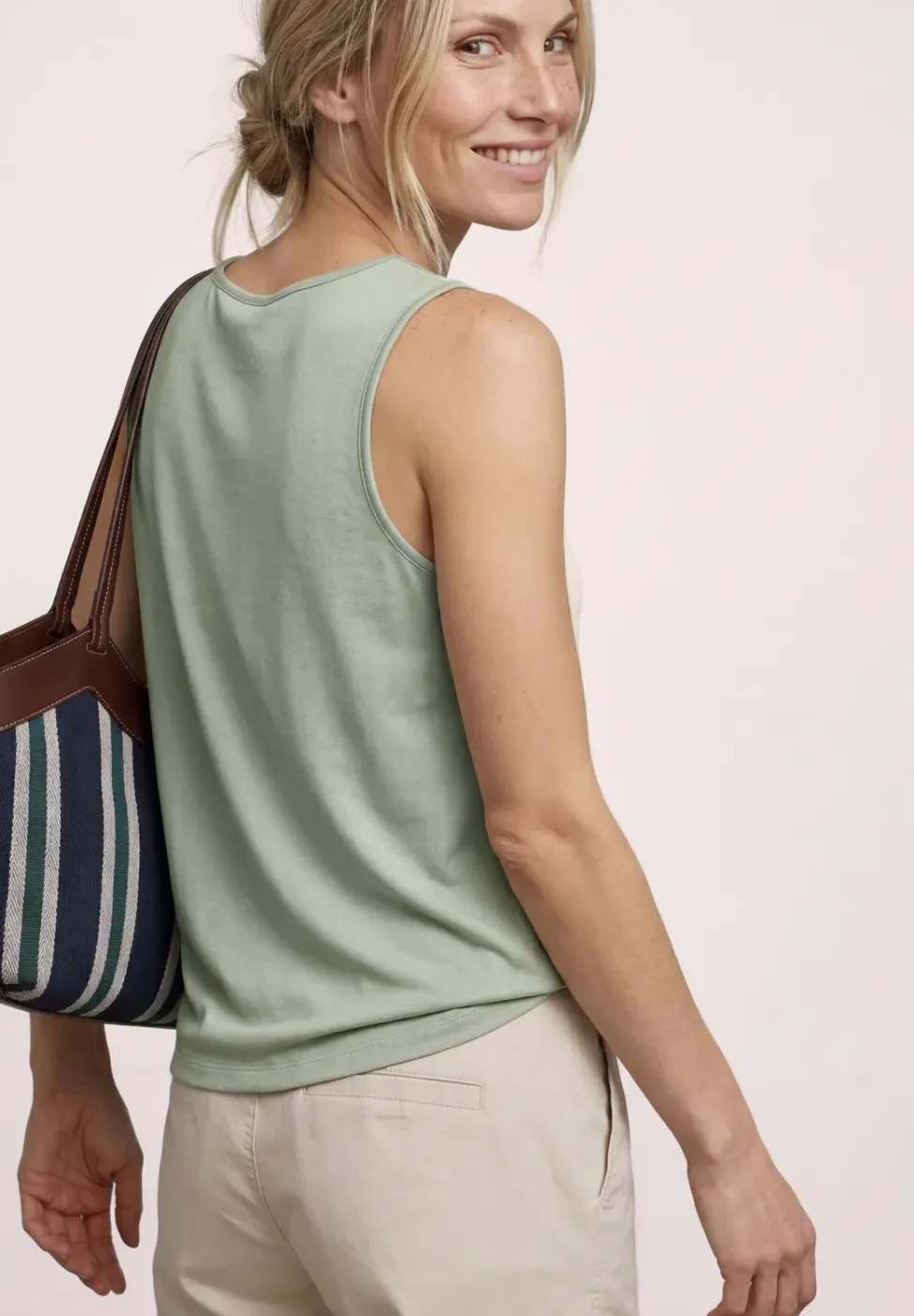 Top met V-hals en knoopdetail