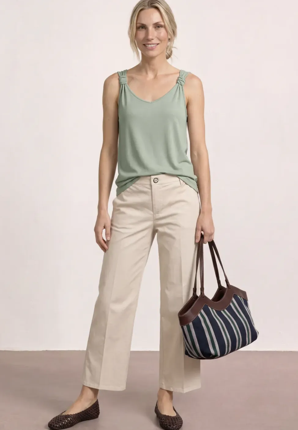 Top met V-hals en knoopdetail