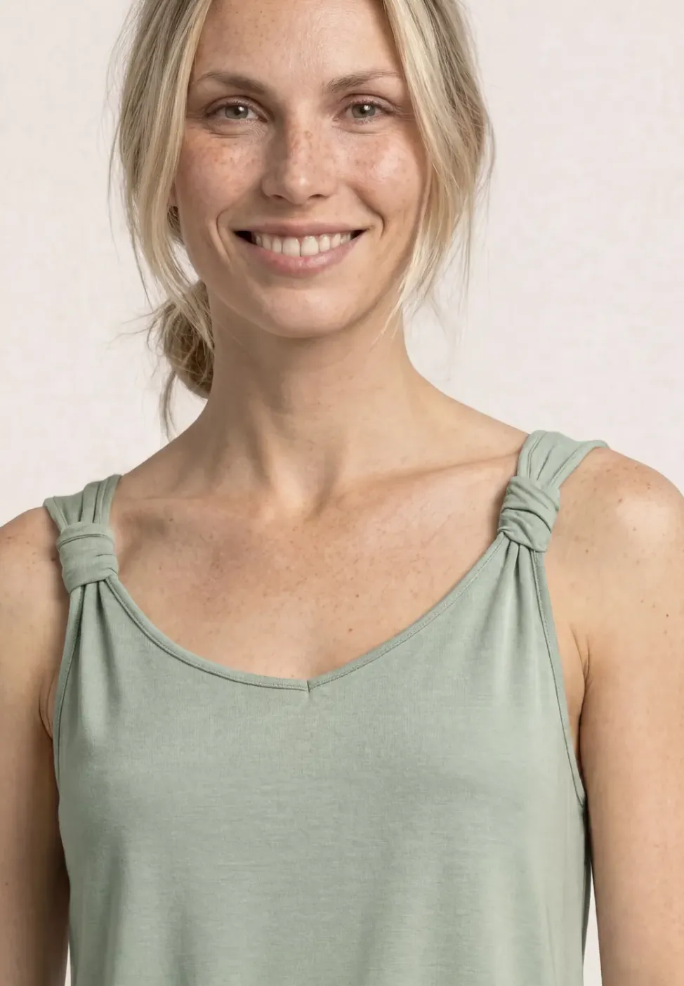 Top met V-hals en knoopdetail