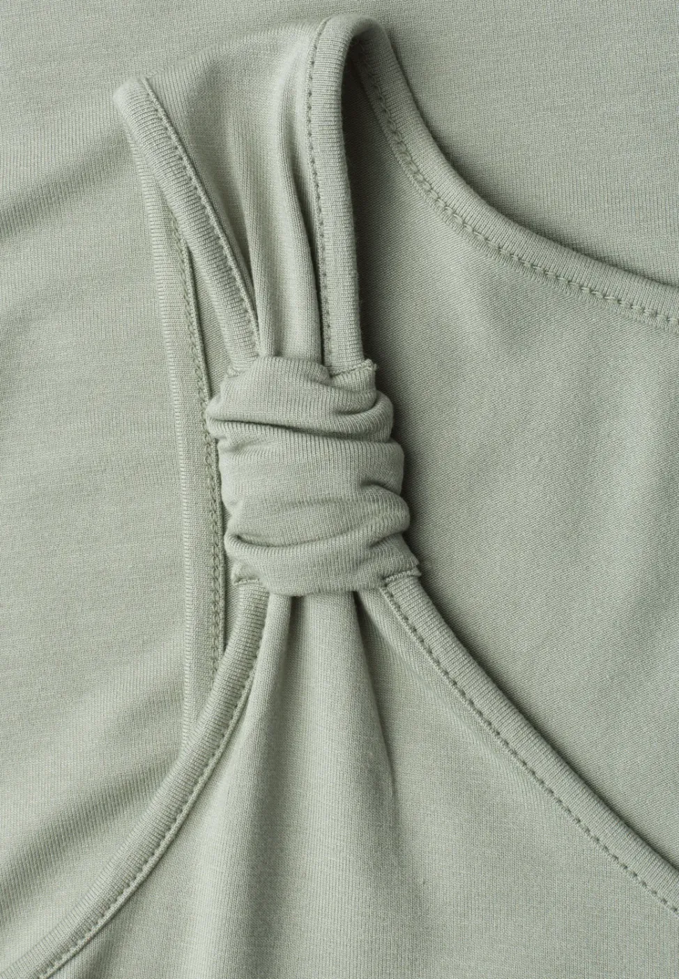 Top met V-hals en knoopdetail