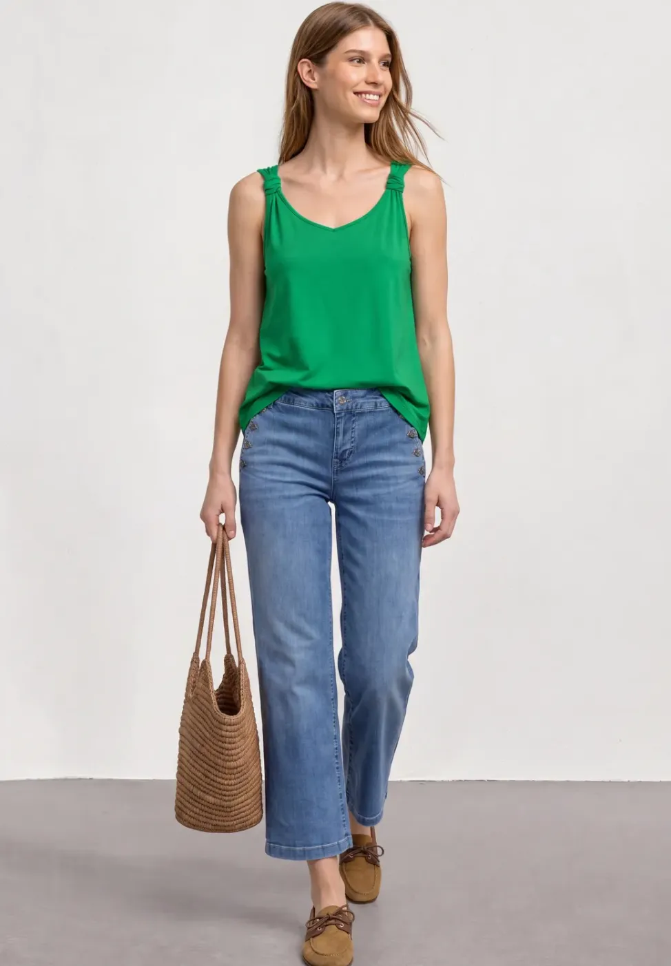 Top met V-hals en knoopdetail