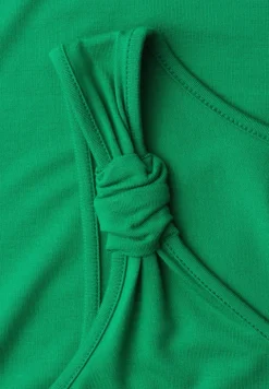 Top met V-hals en knoopdetail