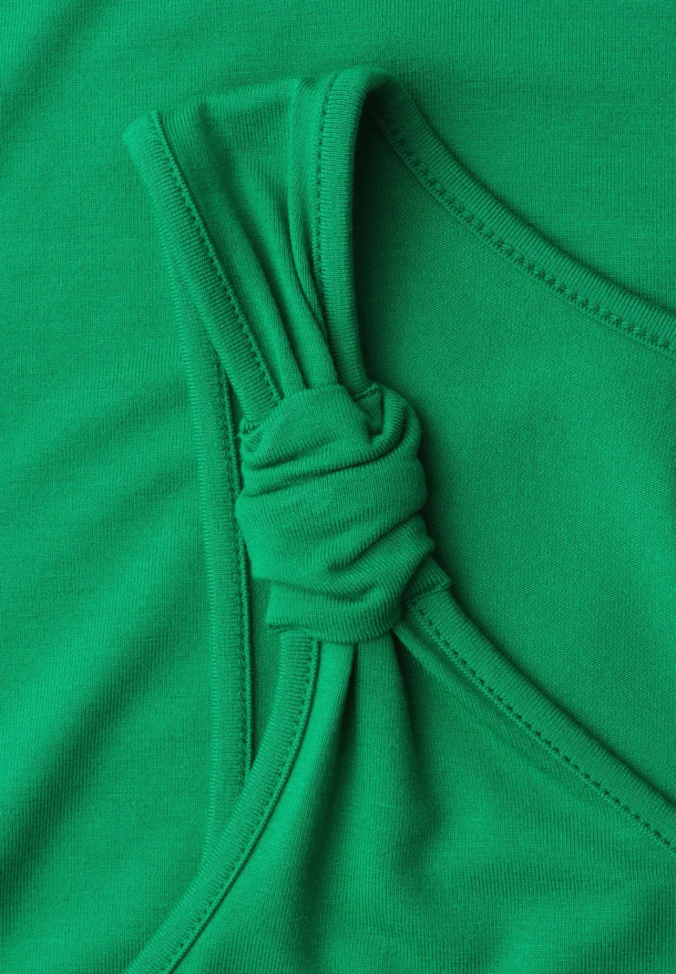 Top met V-hals en knoopdetail
