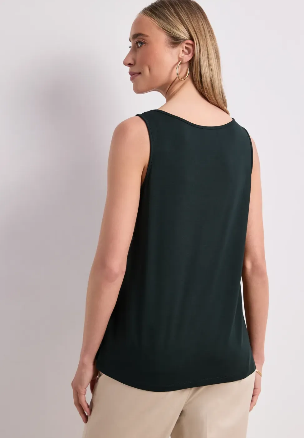 Top met V-hals en knoopdetail