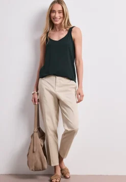 Top met V-hals en knoopdetail