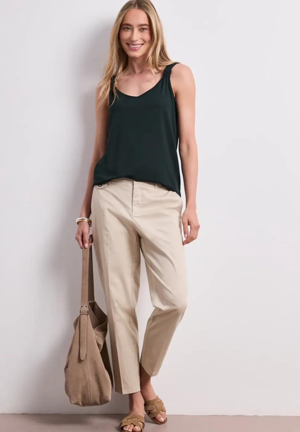 Top met V-hals en knoopdetail