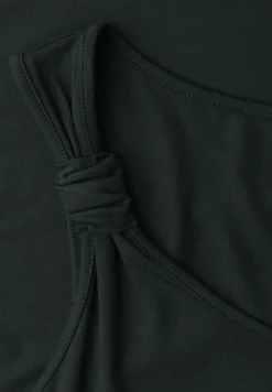 Top met V-hals en knoopdetail