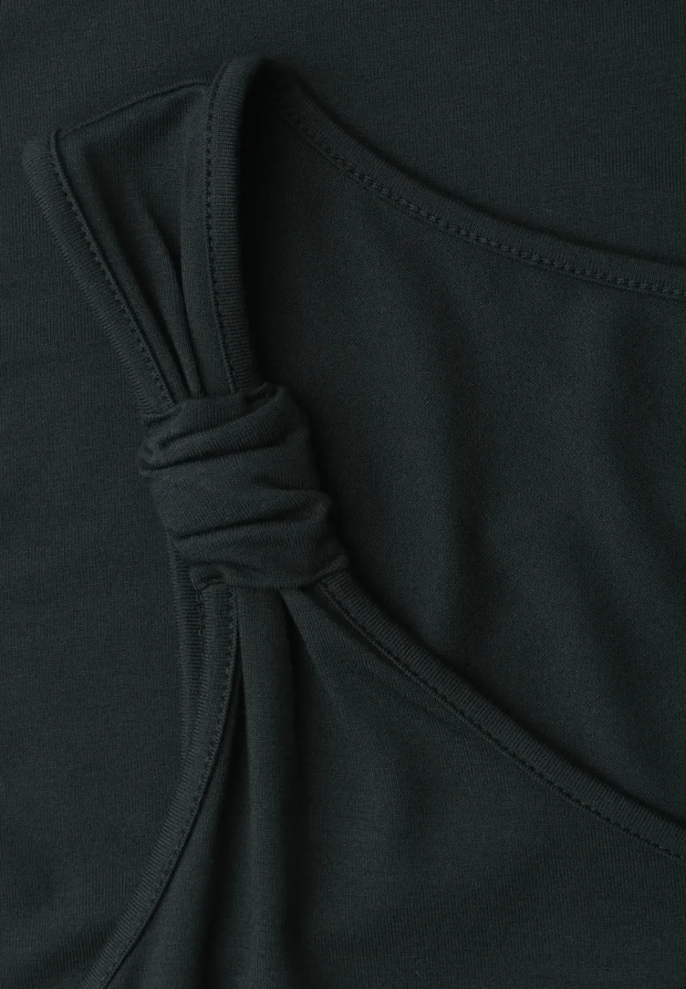 Top met V-hals en knoopdetail