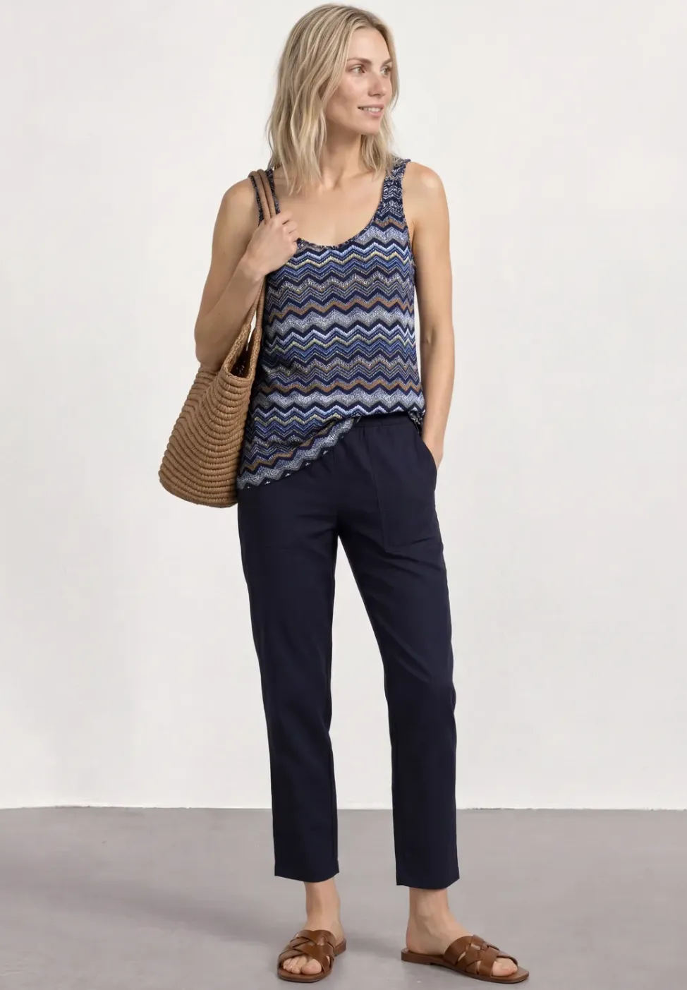 Top met V-hals en knoopdetail