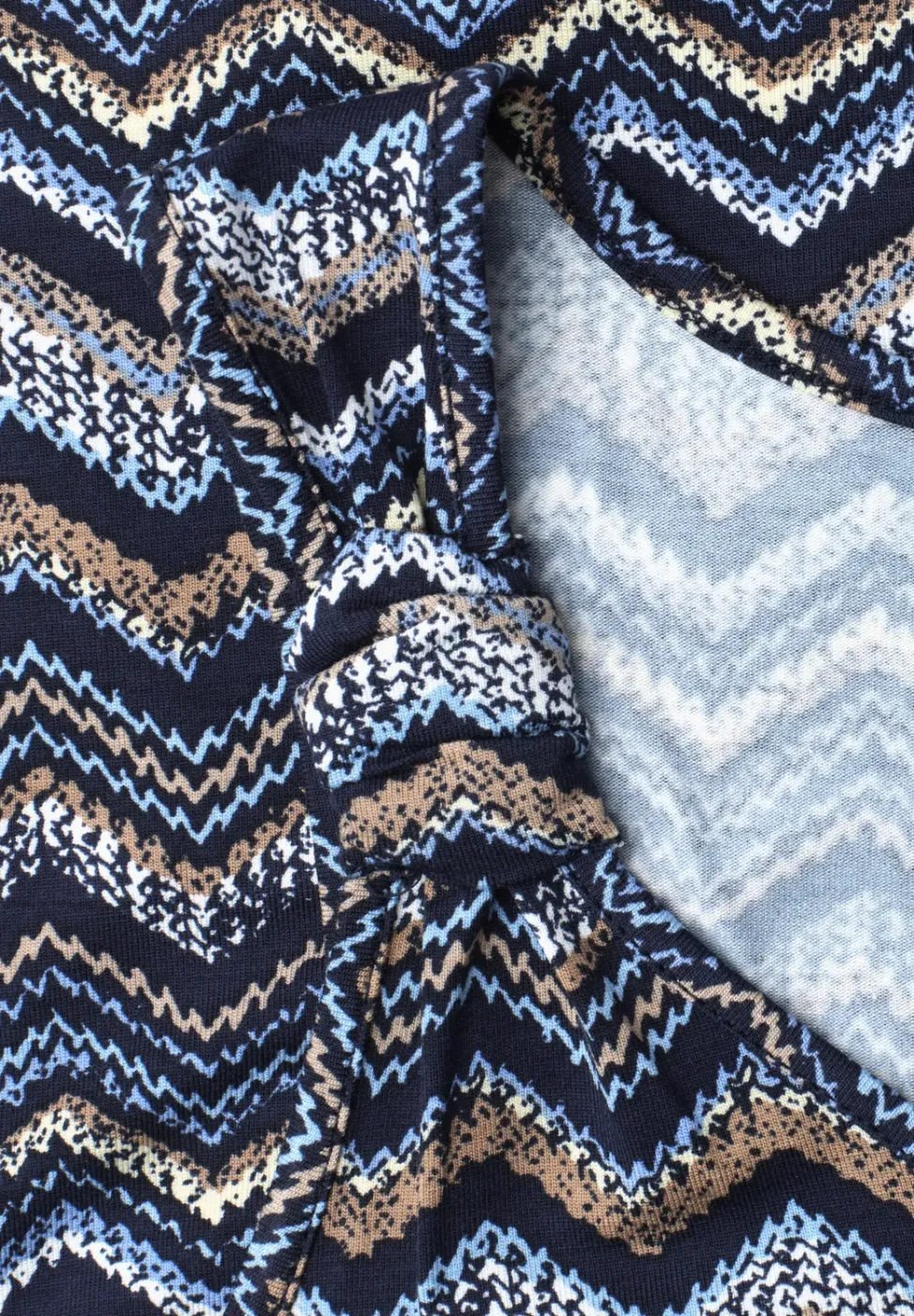 Top met V-hals en knoopdetail