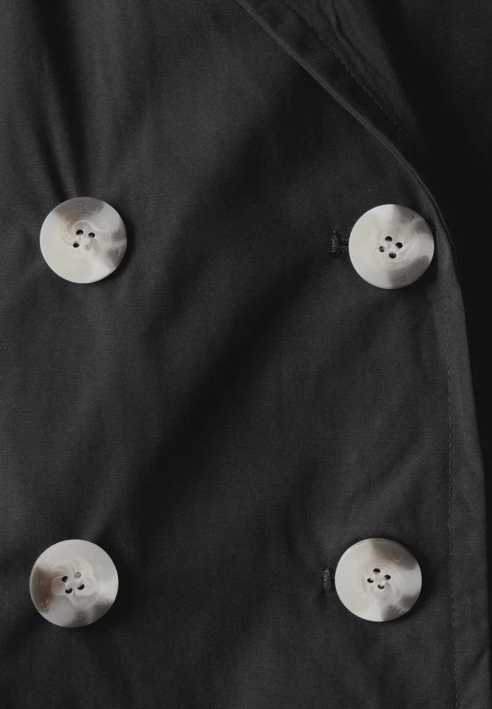 Trenchcoat met twee rijen knopen