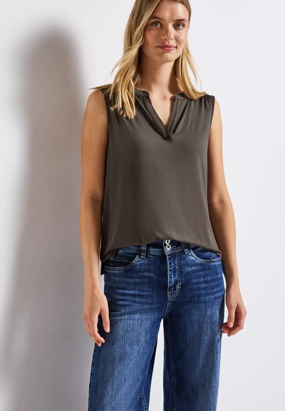 Tricot top met gespleten hals