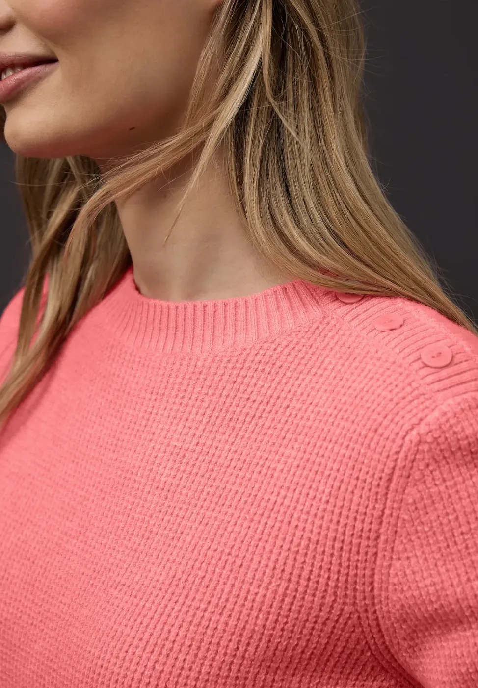 Trui met knoopdetail