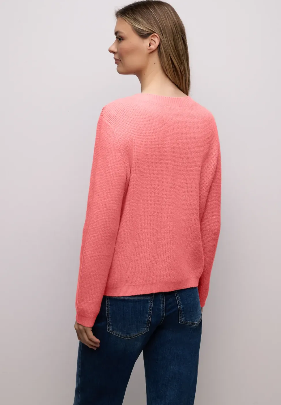 Trui met knoopdetail