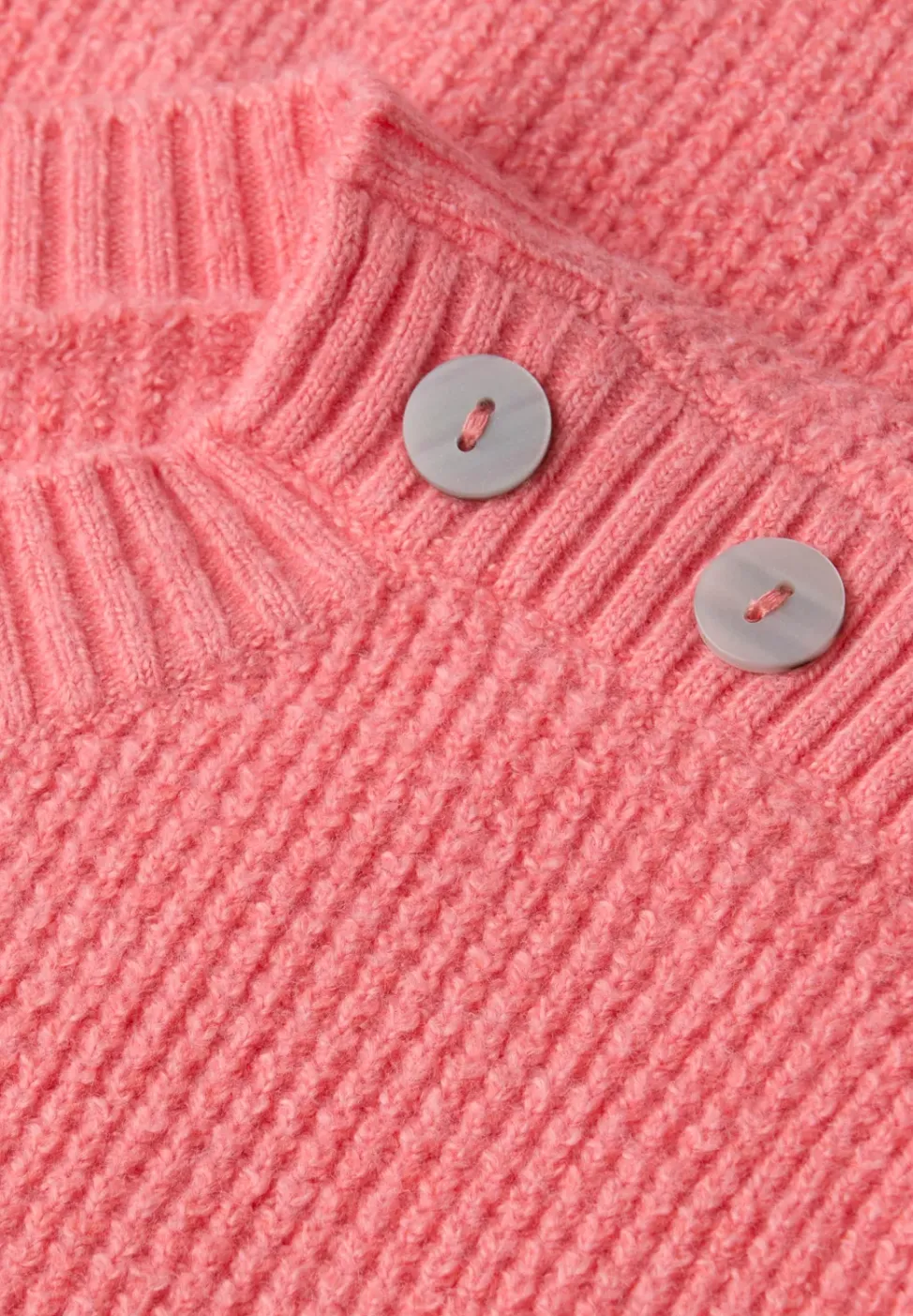 Trui met knoopdetail