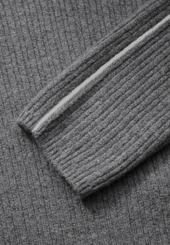 Trui met contrastdetail