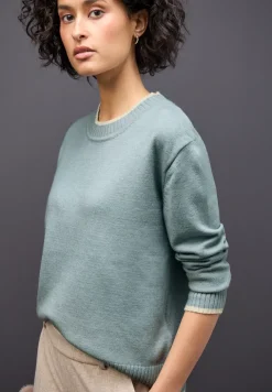 Trui met contrasterende details