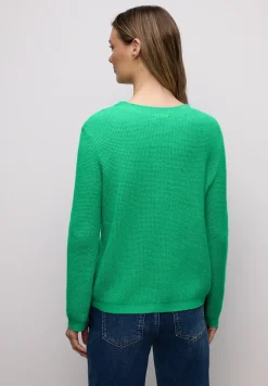 Trui met knoopdetail
