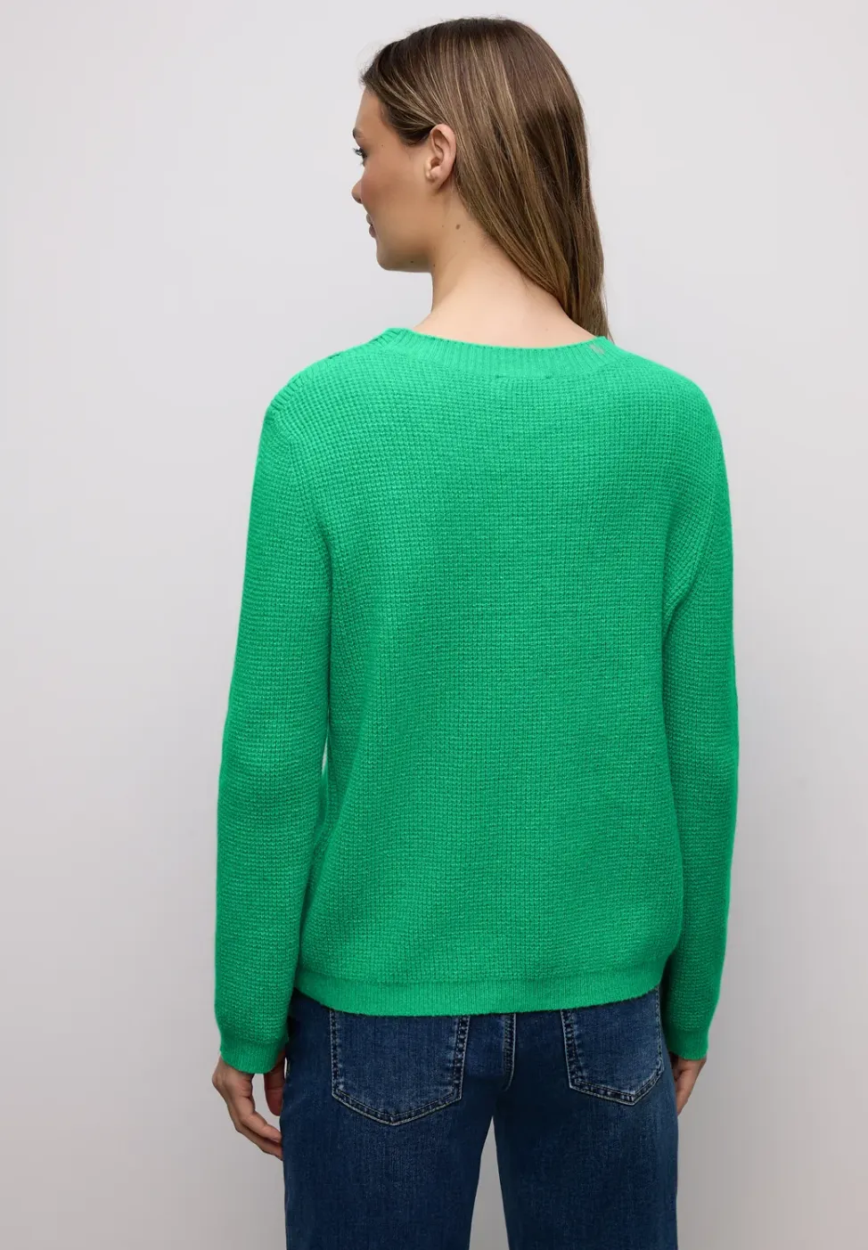 Trui met knoopdetail