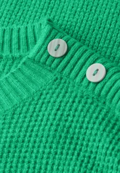Trui met knoopdetail