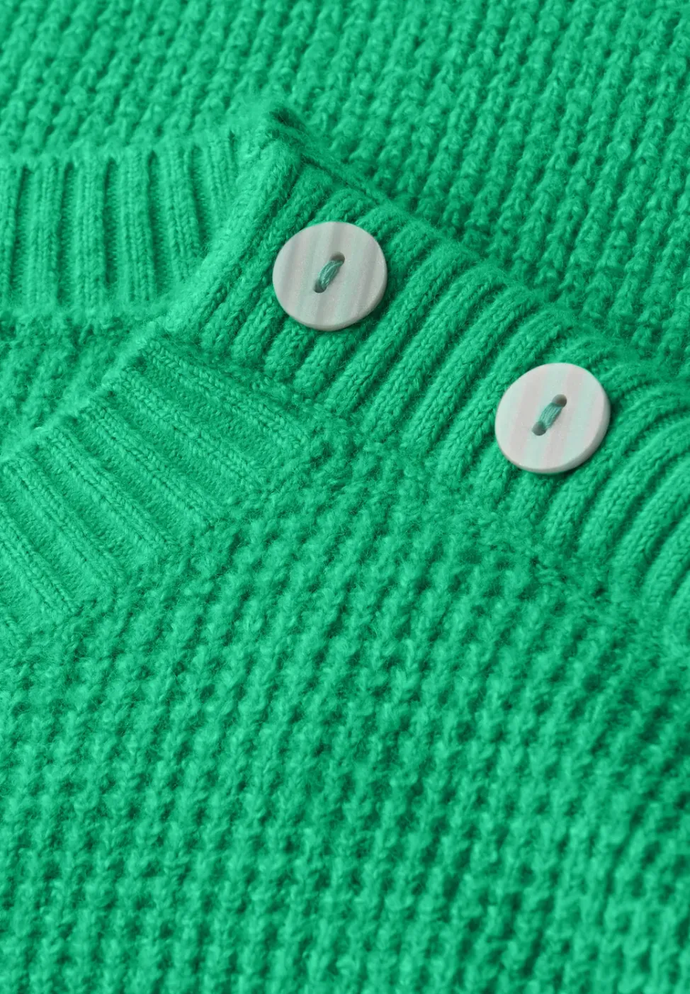 Trui met knoopdetail