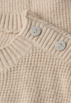 Trui met knoopdetail