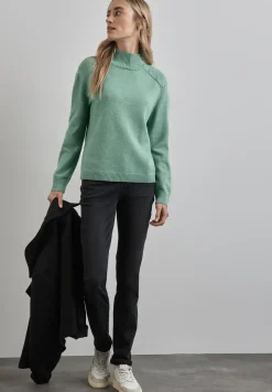 Trui met knoopdetail