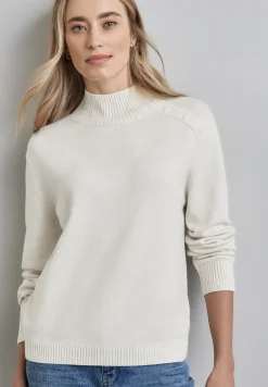 Trui met knoopdetail