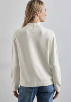 Trui met knoopdetail
