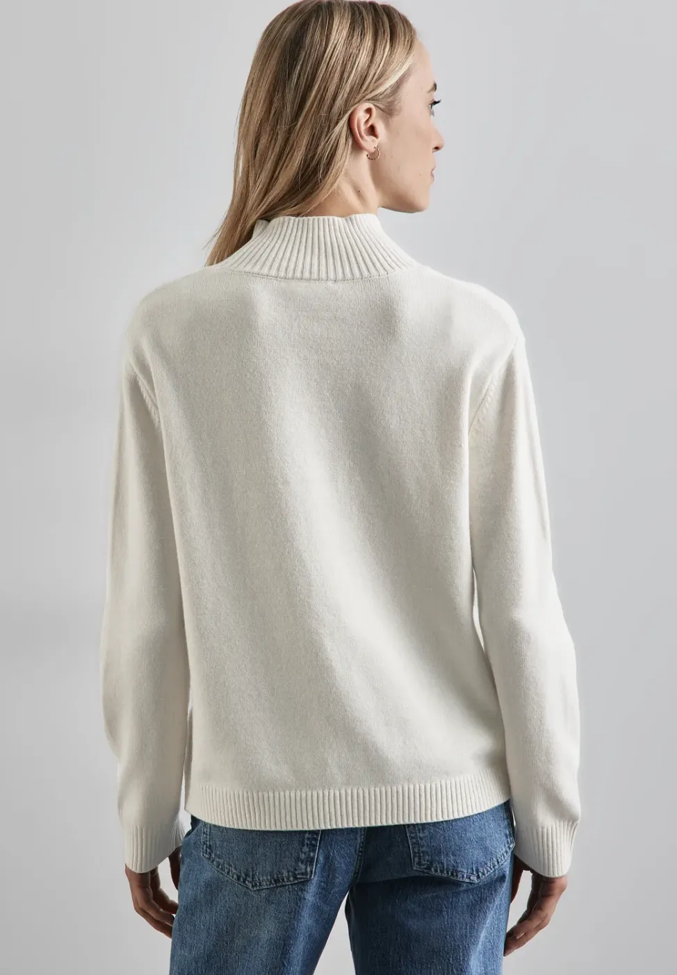Trui met knoopdetail