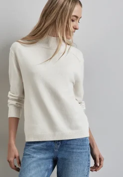 Trui met knoopdetail