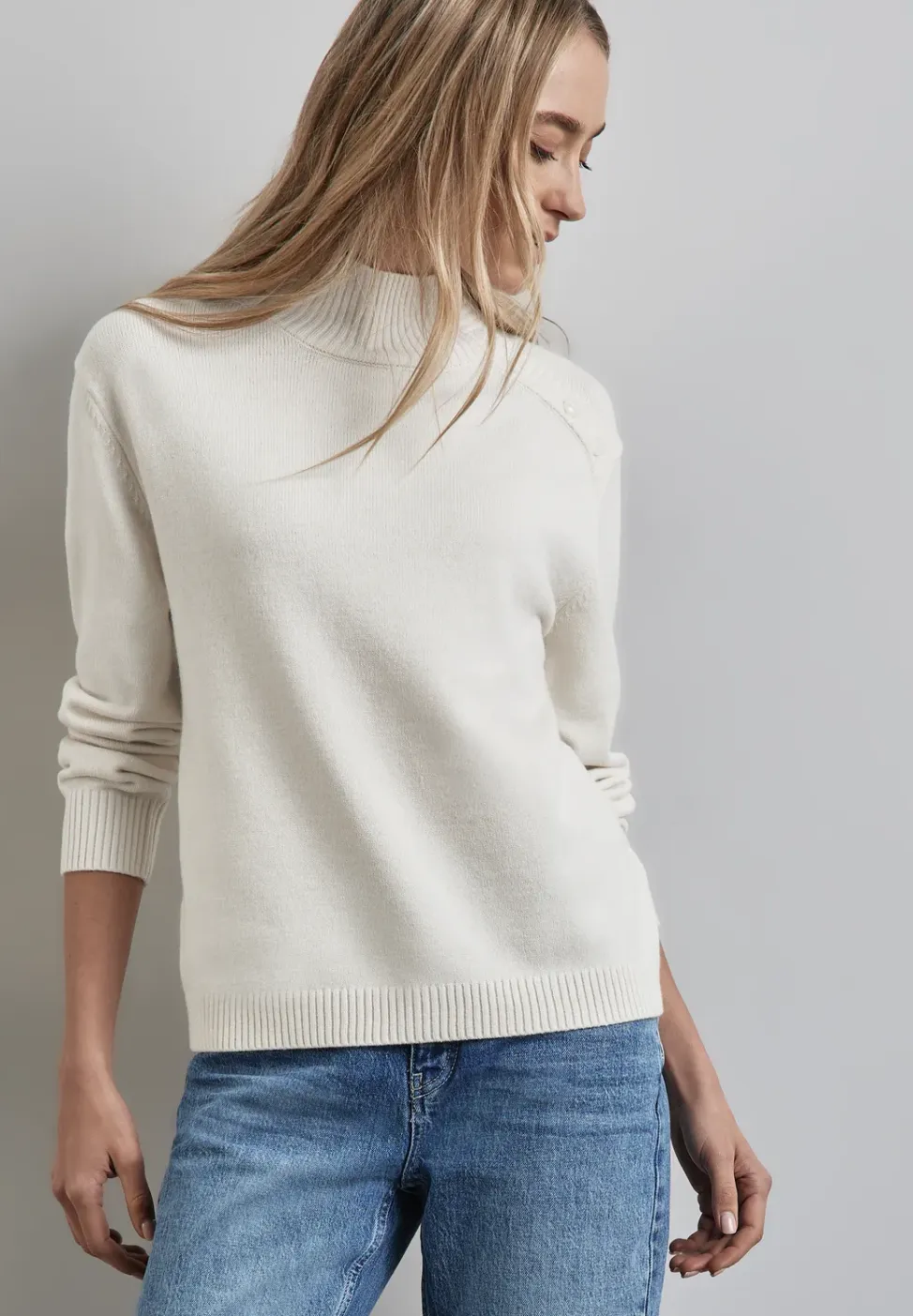 Trui met knoopdetail