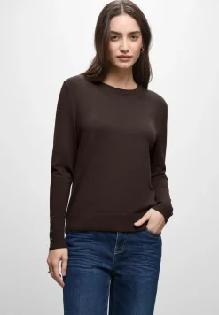 Trui met knoopdetail