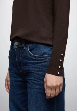 Trui met knoopdetail