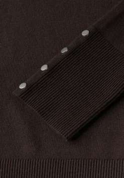 Trui met knoopdetail
