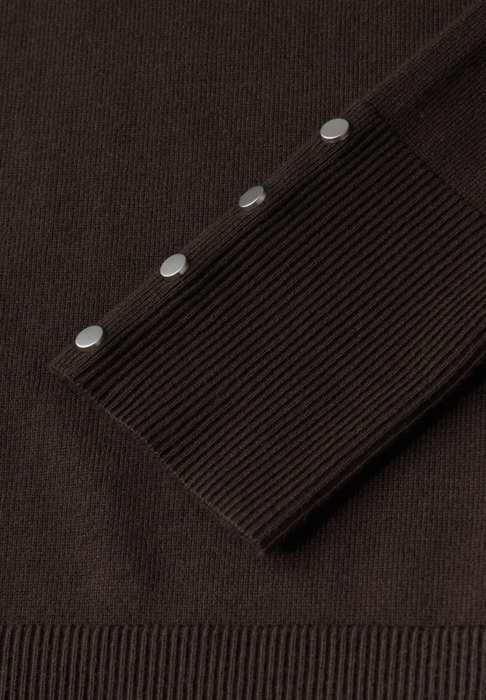 Trui met knoopdetail