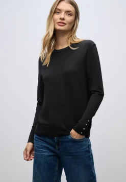 Trui met knoopdetail