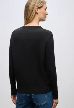Trui met knoopdetail