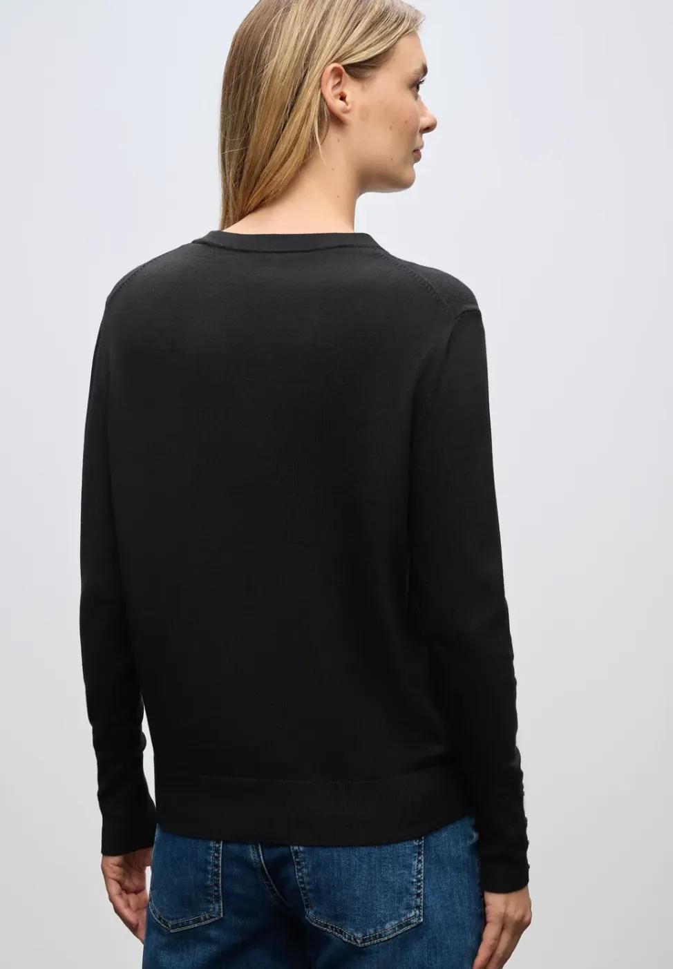 Trui met knoopdetail