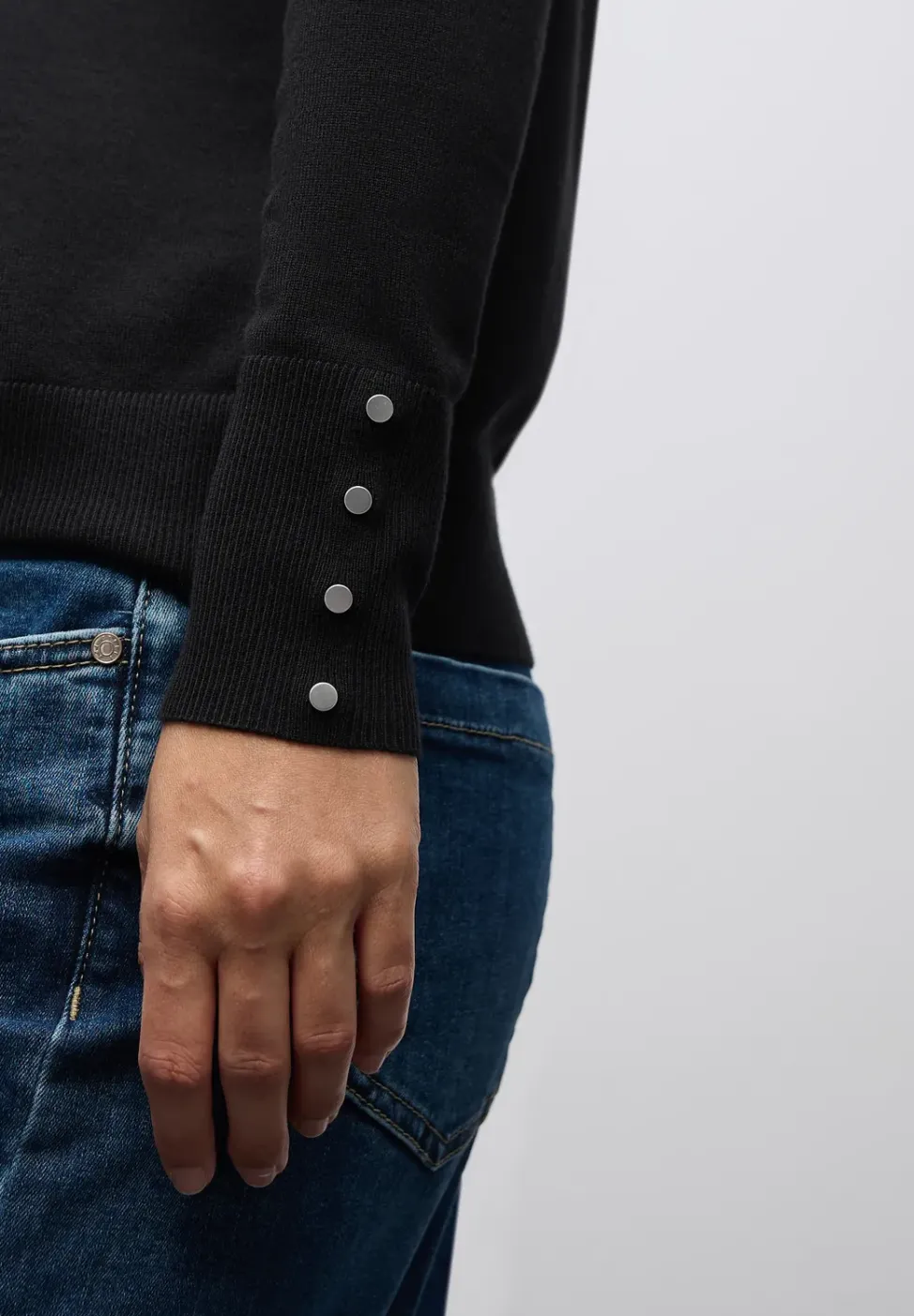 Trui met knoopdetail